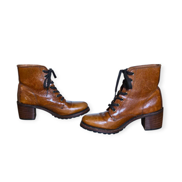 Frye Sabrina 6G Lace Up Distressed Leather Cognac Boot Ankle Booties Size 7.5 - Picture 3 of 10